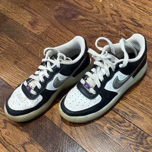 F15- SIZE 4 1/2Y NIKE AIR FORCE 1 LV8 WHITE/ BLACK iridescent silver FZ5529-